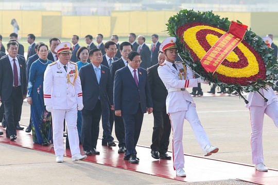 Thủ tướng Phạm Minh Chính và các thành viên Chính phủ viếng Chủ tịch Hồ Chí Minh