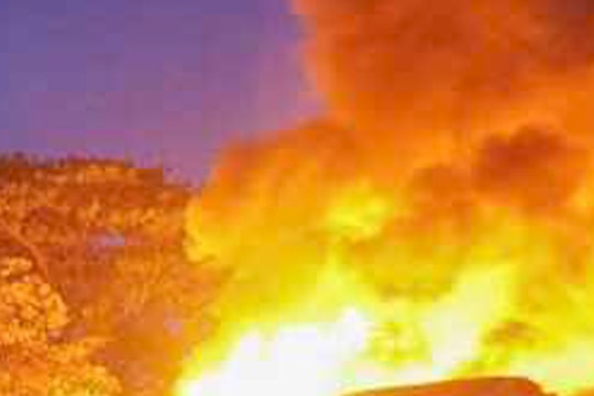 Huy động xe rô-bốt dập đám cháy lớn gần cây xăng