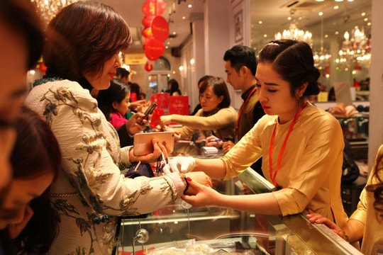 Giá vàng trong nước tăng mạnh, quy định mua vàng mới