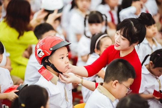 Nghệ An triển khai chương trình tặng mũ bảo hiểm cho học sinh lớp Một