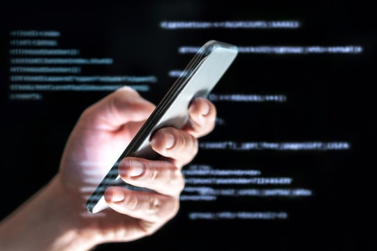 Apple treo thưởng 2 triệu USD cho ai hack được iPhone