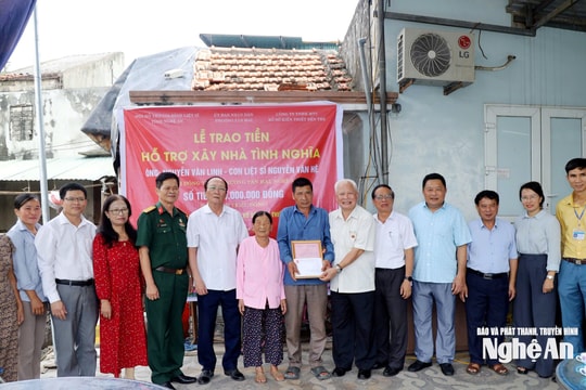 Trao 60 triệu đồng hỗ trợ xây dựng nhà tình nghĩa ở Tân Mai