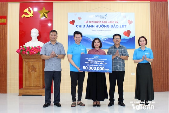 Eurowindow Holding hỗ trợ 200 triệu đồng giúp người dân Nghệ An khắc phục hậu quả mưa lũ