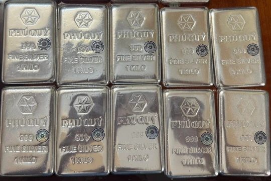 Giá bạc hôm nay 17/10/2025: Tăng vọt cùng giá vàng, người dân xếp hàng chờ mua