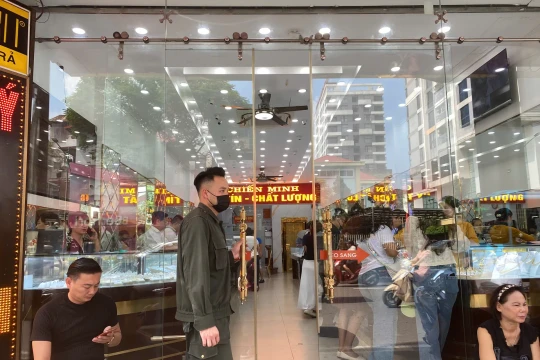 Giá vàng hôm nay 18/10/2025: Bảng giá vàng ACB SJC PNJ, vàng nhẫn BTMC, vàng thế giới