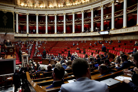 Khoảng lặng trước cơn bão