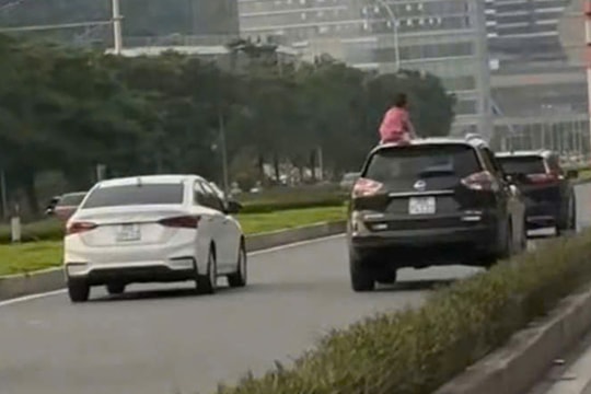 Cảnh sát xử phạt nữ tài xế để trẻ em ngồi trên nóc ô tô đang chạy