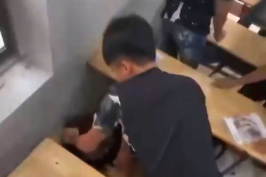 Công an vào cuộc vụ nữ sinh lớp 10 ở Nghệ An bị bạn nam túm tóc, đánh tới tấp