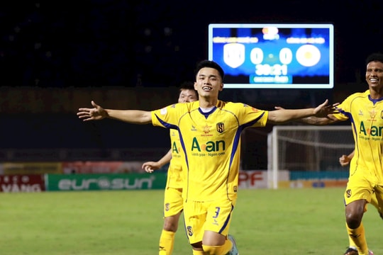 Sông Lam Nghệ An cầm hòa Công an Hà Nội trong ngày HLV Văn Sỹ Sơn ra mắt