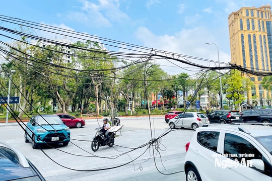 Cận cảnh dây cáp viễn thông sà xuống đường, tiềm ẩn nguy cơ tai nạn giao thông