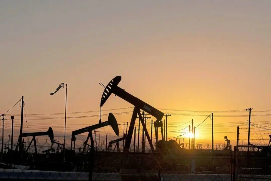 Giá xăng dầu hôm nay 19/10/2025: Giá dầu giảm gần 3% trong tuần