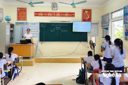 2 giáo viên Nghệ An được tuyên dương tại chương trình 'Chia sẻ cùng thầy cô'