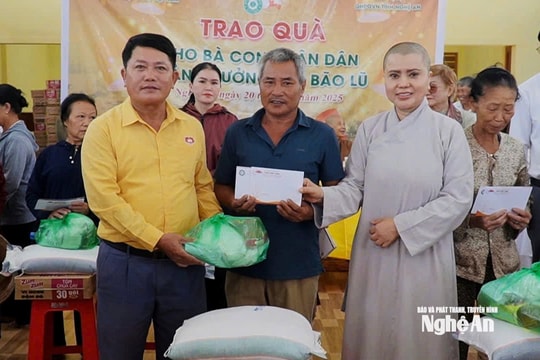 Đoàn công tác Giáo hội Phật giáo Việt Nam trao 500 suất quà cho người dân bị thiệt hại do mưa lũ ở Nghệ An