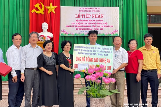 Trao tặng hơn 400 triệu đồng cho xã Tân An bị thiệt hại do bão số 10