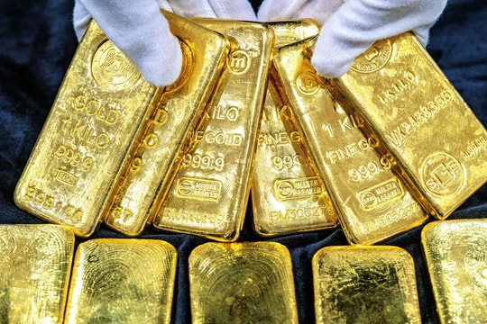 Giá vàng thế giới hôm nay 21/10 tăng dựng đứng: SPDR Gold Trust tiếp tục gom hơn 11 tấn vàng