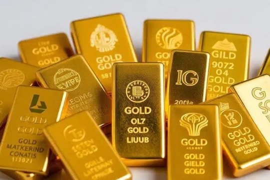 Giá vàng tăng cao, chuyên gia tranh luận nên mua hay bán vàng