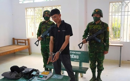 Bắt giữ đối tượng vận chuyển trái phép vàng vào Việt Nam