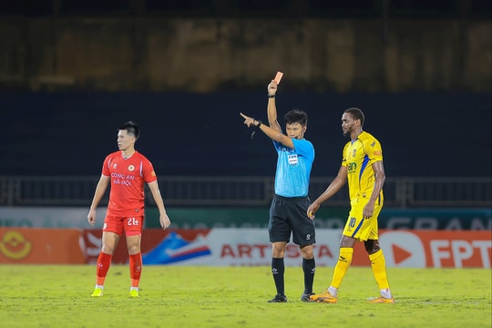 Reon Dale Moore đang ném đi những cơ hội của chính mình