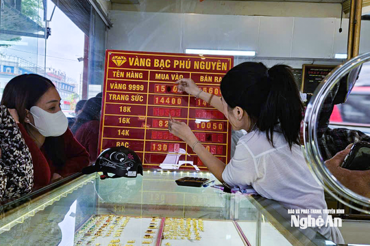 Thị trường vàng Nghệ An sôi động sau khi giá vàng giảm mạnh