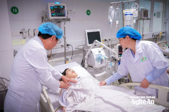 Giám đốc Sở Y tế thăm hỏi, động viên người bị nạn trong vụ tấn công, truy sát tại Bệnh viện Sản Nhi Nghệ An