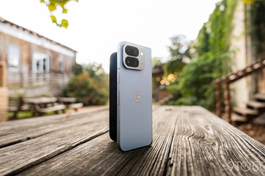 Giải mã Pixel 10 Pro Fold: bản lề IP68, Qi2 và Android 16