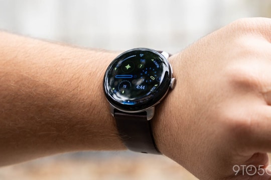 Giải mã Pixel Watch 4: màn hình vòm, sạc nhanh và AI