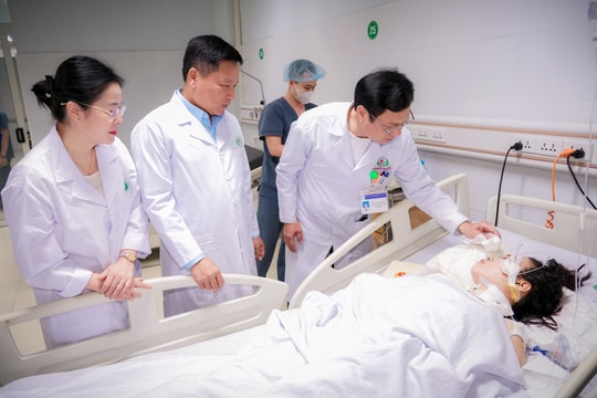 Phó Chủ tịch Uỷ ban nhân dân tỉnh thăm, động viên  các nạn nhân trong vụ tấn công tại Bệnh viện Sản nhi Nghệ An