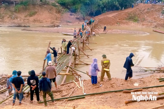 Xã miền Tây Nghệ An dựng cầu tre tạm cho học sinh và người dân đi lại an toàn