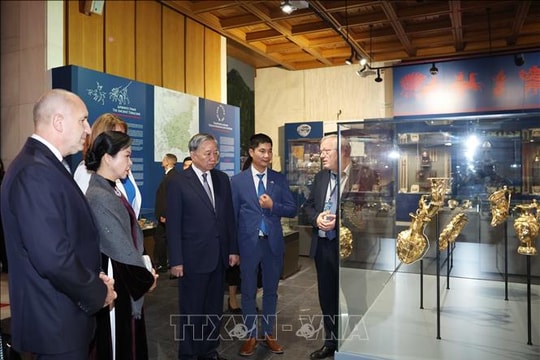 Tổng Bí thư Tô Lâm và Phu nhân tham quan Bảo tàng Lịch sử Quốc gia Bulgaria