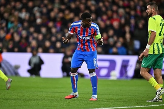 Crystal Palace thua 0-1 Larnaca, Guehi cảnh báo đồng đội