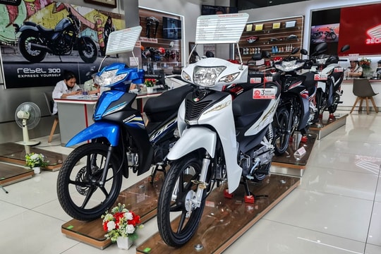 Việt Nam mua 291 xe máy mỗi giờ: cuộc đua xe điện và trạm đổi pin