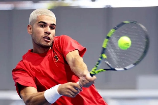 Alcaraz trở lại tóc bạch kim, hướng Paris Masters, ATP Finals