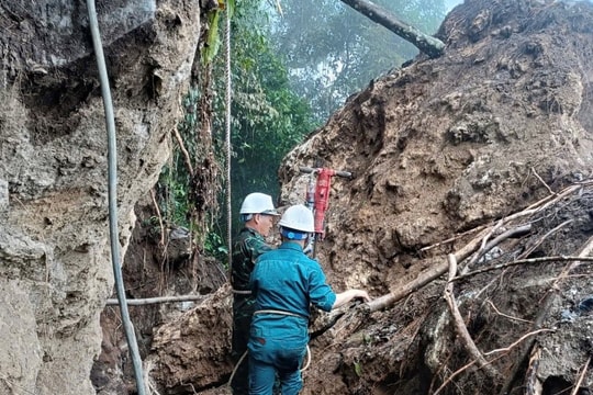 Nổ mìn, khoan đá để thông đường vào nhiều bản bị chia cắt ở miền Tây Nghệ An