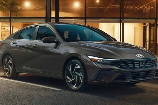 Hyundai Elantra Hybrid giá 26.695 USD, 4,3 l/100 km
