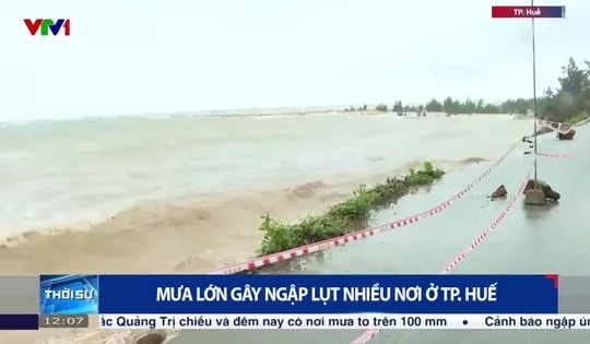 Mưa lớn gây ngập sâu nhiều tuyến đường tại thành phố Huế