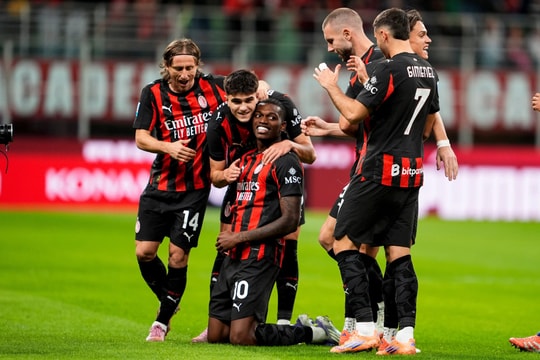 Modric kiến tạo bù giờ cứu Milan hòa Pisa 2-2 Serie A