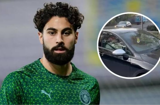 Gvardiol lái Volkswagen Golf 8R đến sân tập Man City