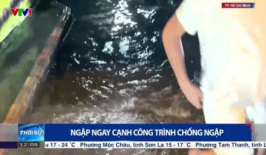 Triều cường TP.HCM vượt đỉnh lịch sử, nhiều khu vực ngập sâu