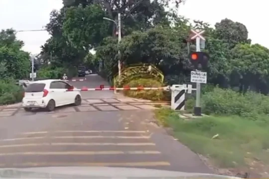 Vượt rào chắn đường sắt bị xử phạt thế nào?