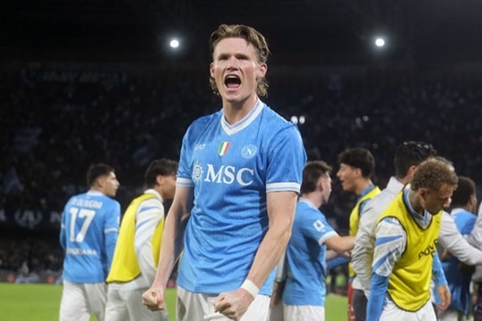 Napoli hạ Inter 3-1, McTominay tiết lộ sự cố ánh đèn