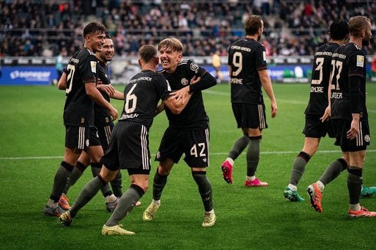 Bayern Munich 3-0 Gladbach: sao 17 tuổi che mờ Kane