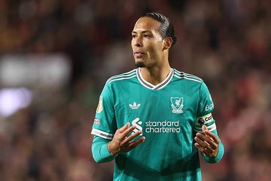 Liverpool thua Brentford 2-3: Van Dijk bức xúc VAR