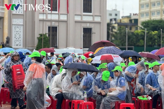 Olympia 2025: Hàng nghìn học sinh Khánh Hòa đội mưa cổ vũ