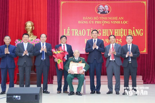 Phó Bí thư Thường trực Tỉnh ủy Hoàng Nghĩa Hiếu trao tặng Huy hiệu Đảng cho đảng viên phường Vinh Lộc