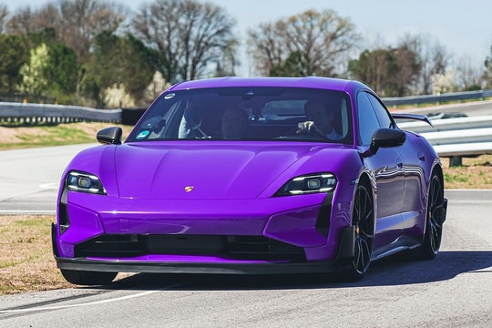 Porsche 2025: Lợi nhuận chạm đáy, điện hóa tăng tốc