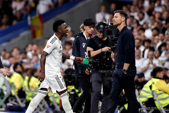 Real Madrid 2-1 Barcelona: Vinicius nổi giận phút 72