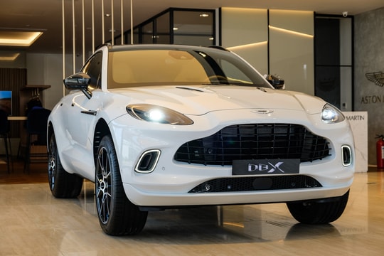 Aston Martin DBX tại Việt Nam: Giá bán và thị trường