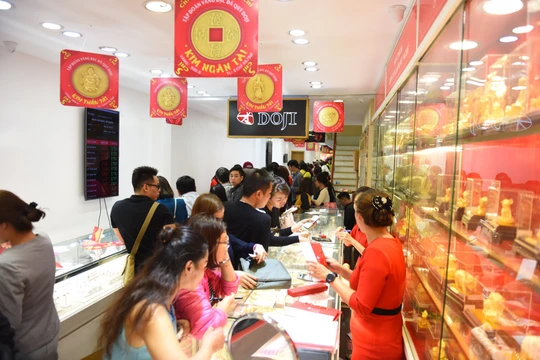 Sáng 28/10, vàng thế giới giảm xuống dưới 4000 USD, vàng trong nước giảm theo