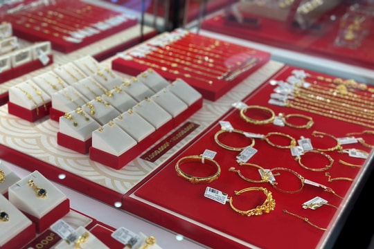 Giá vàng rơi tự do dưới 3900 USD/ounce, người mua lỗ hơn 15 triệu đồng