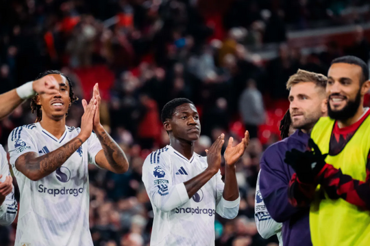 Man United chặn cửa ra đi tháng Giêng của Mainoo, Zirkzee